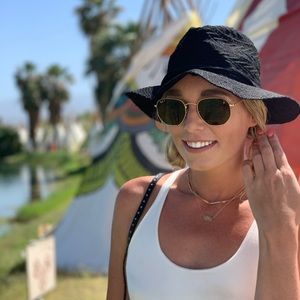 ✨ Meet your posher! ✨